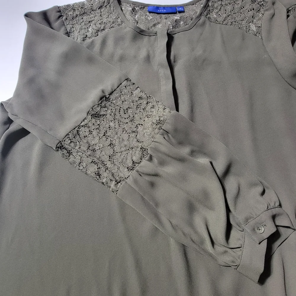 💚 Apt 9‎ Olive Green Sheer Top With Floral Lace Size Medium Round Neck
